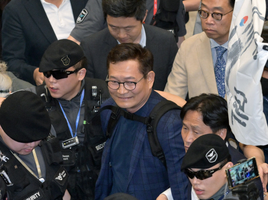 더불어민주당 송영길 전 대표가 24일 오후 인천국제공항 제1여객터미널을 통해 귀국하고 있다. 송 전 대표는 22일(현지시간) 프랑스 파리에서 2021년 전당대회 돈 봉투 의혹과 관련해 탈당 의사를 밝힌 뒤 조기 귀국했다.  [공동취재]